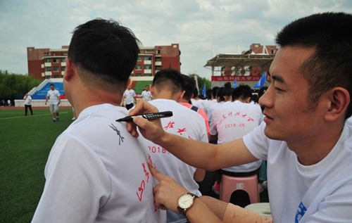 青島高校舉行畢業(yè)典禮，文化衫留言成風(fēng)景線